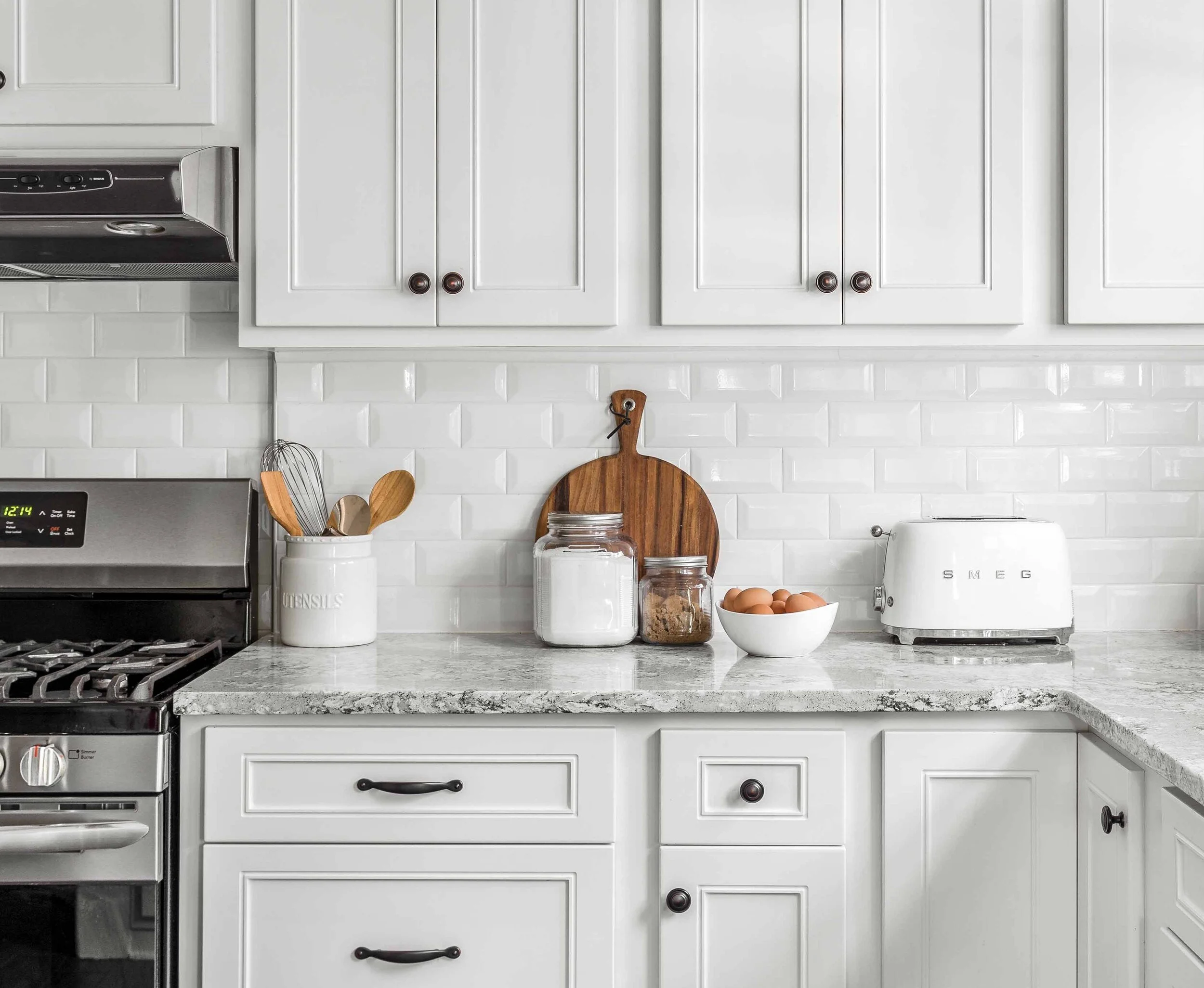 Brighten Up! How to Coordinate Your Kitchen with White Cabinets